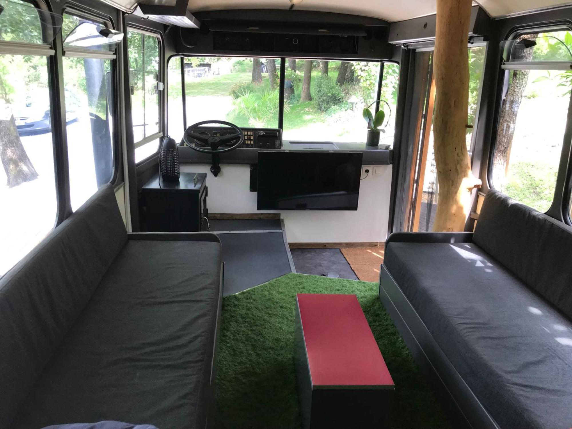 Bus Atypique Au Bord Du Canal Du Midi Et Au Coeur D'une Foret 2 * Villepinte (Aude)