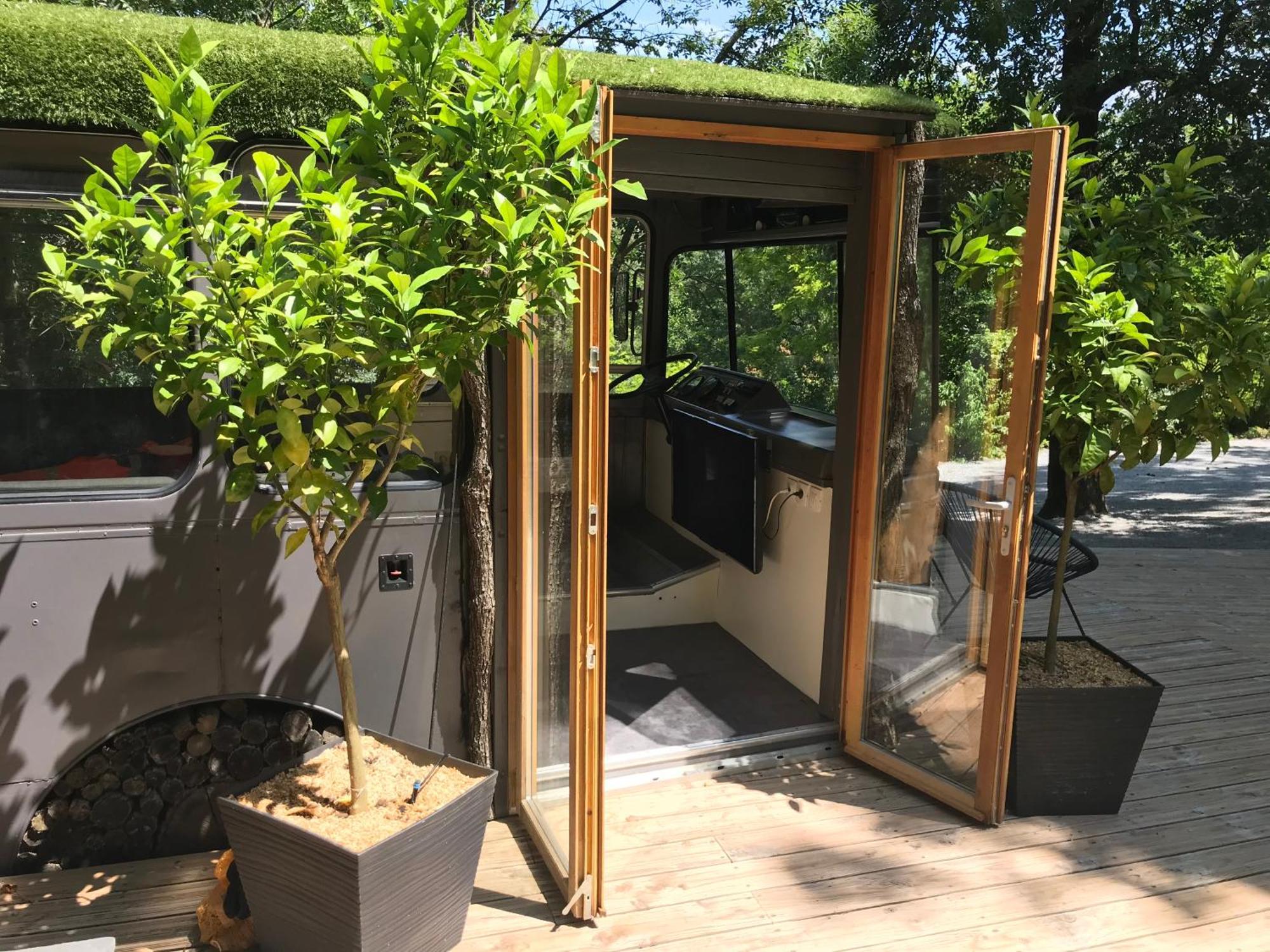 Bus Atypique Au Bord Du Canal Du Midi Et Au Coeur D'une Foret 2 * Villepinte (Aude)